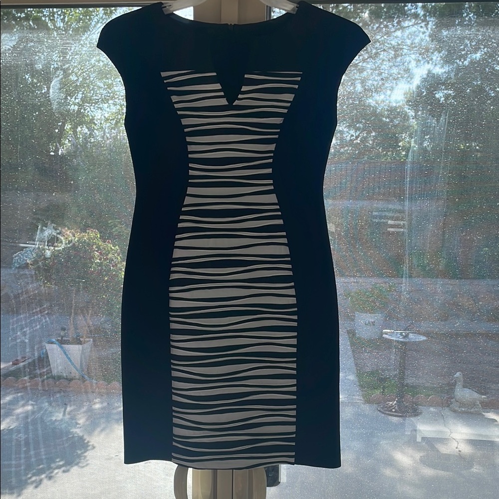 Connected Apparel Blue and Tan Bodycon Mini Dress V-Neck Cap Sleeve
